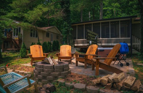 Martinsville Cabina | Cozy Cabin on Lake front with Hot tub & firepit