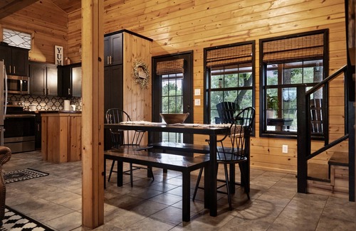 Broken Bow Cabina | Cozy Cabin on Mt Fork River *riverfront*