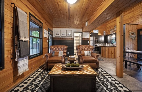 Broken Bow Cabina | Cozy Cabin on Mt Fork River *riverfront*