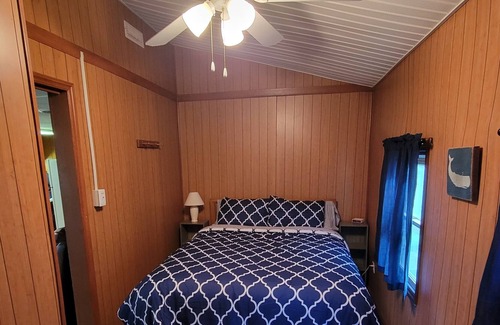 Ashville Casa | Cozy Cabin on the Canal w Kayaks, Jacuzzi and dock!