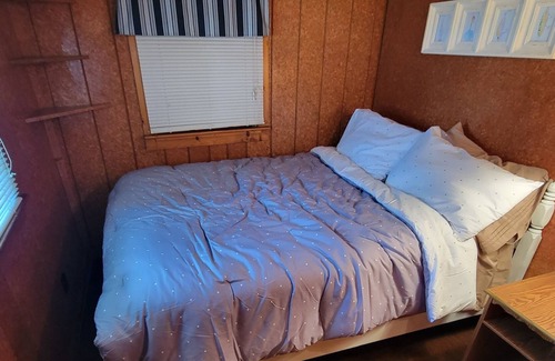 Ashville Casa | Cozy Cabin on the Canal w Kayaks, Jacuzzi and dock!