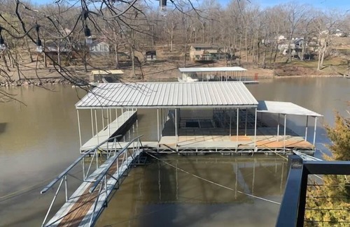 Osage Beach Cabina | Cozy Cabin on the Lake! Sleeps 2 @ Jacks Shack!