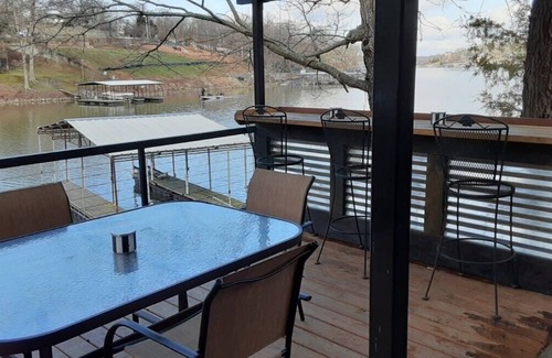 Osage Beach Cabina | Cozy Cabin on the Lake! Sleeps 2 @ Jacks Shack!