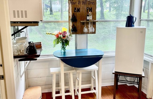 Janesville Cabina | Cozy cabin on the river!! Pet friendly!