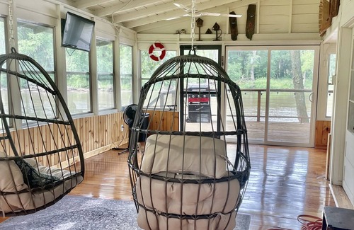 Janesville Cabina | Cozy cabin on the river!! Pet friendly!