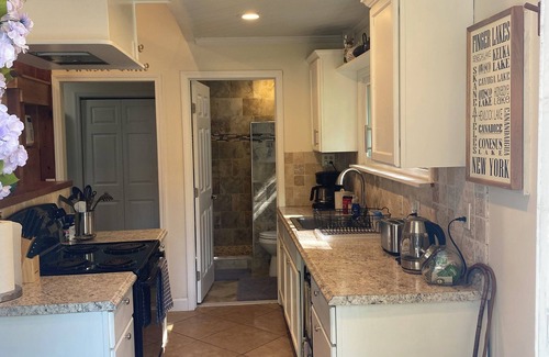 Town of Owasco Cabina | Cozy Cabin Overlooking Owasco Lake & Sunsets