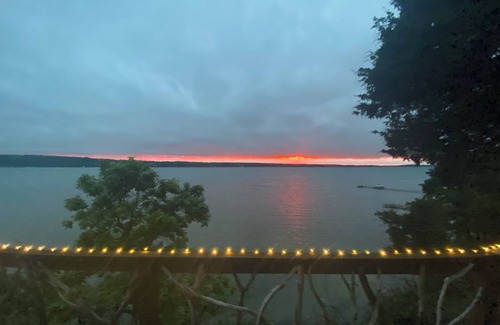 Town of Owasco Cabina | Cozy Cabin Overlooking Owasco Lake & Sunsets