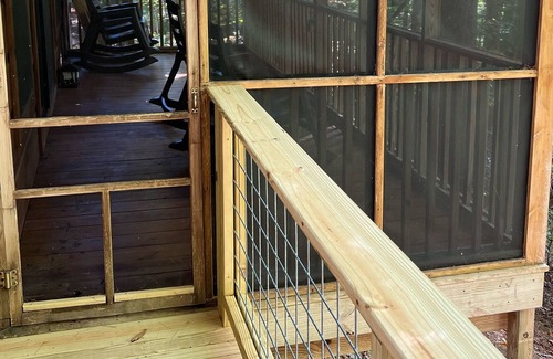 Millers Creek Cabina | Cozy Cabin private retreat, screened in porch, nice deck and firepit