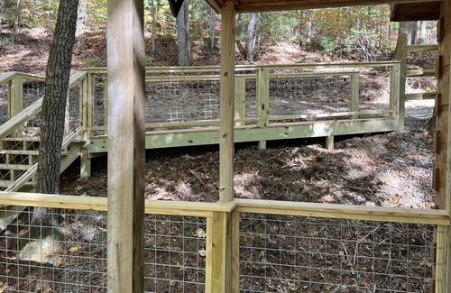 Millers Creek Cabina | Cozy Cabin private retreat, screened in porch, nice deck and firepit