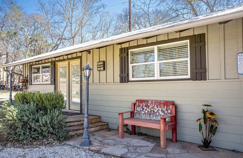 Ingram Casa | Cozy Cabin Retreat - 1BR Cabin w Nature Views