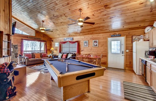 Gatlinburg - Pigeon Forge Cabina | CABINA PRIVADA -10 minutos 2 G''Burg HotTub Wifi Cable LIMPIO, 2 chimeneas perro OK