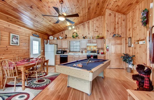 Gatlinburg - Pigeon Forge Cabina | CABINA PRIVADA -10 minutos 2 G''Burg HotTub Wifi Cable LIMPIO, 2 chimeneas perro OK