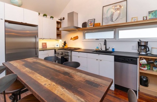 Innisfil Cabina | Cozy Cabin Retreat * HotTub * FirePit * 100" Projector