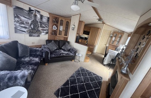 Towyn Cabina | Cozy Cabin Retreat in Towyn