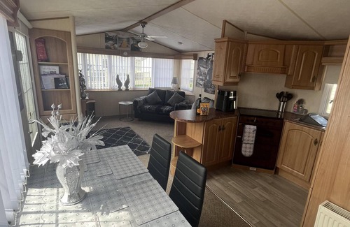 Towyn Cabina | Cozy Cabin Retreat in Towyn
