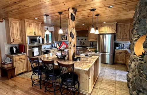 Bailey Creek Cabina | Cozy Cabin retreat located in the center of Bailey Creek Golf Course