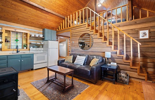 Birdseye Cabina | Cozy Cabin Retreat near Patoka Lake & Winery -Fire Pit, Boat Parking & more!