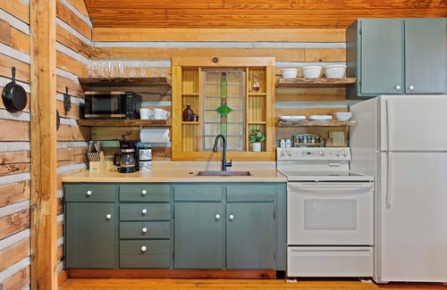 Birdseye Cabina | Cozy Cabin Retreat near Patoka Lake & Winery -Fire Pit, Boat Parking & more!