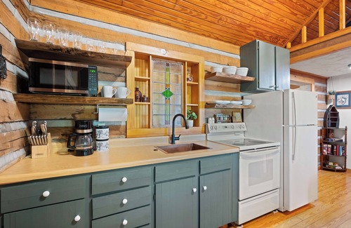 Birdseye Cabina | Cozy Cabin Retreat near Patoka Lake & Winery -Fire Pit, Boat Parking & more!