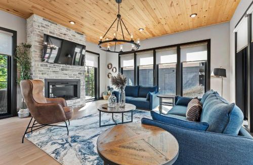 Sevierville Casa | Cozy cabin retreat w Hot Tub & Rooftop Deck near Dollywood