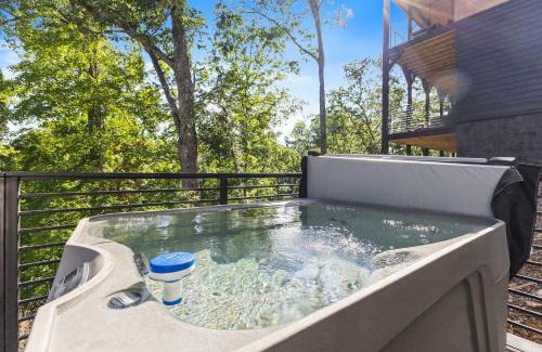 Sevierville Casa | Cozy cabin retreat w Hot Tub & Rooftop Deck near Dollywood
