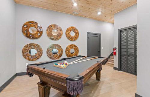 Sevierville Casa | Cozy cabin retreat w Hot Tub & Rooftop Deck near Dollywood
