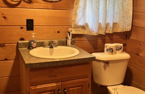 The Forks Cabina | Cozy cabin situated in the woods of Maine