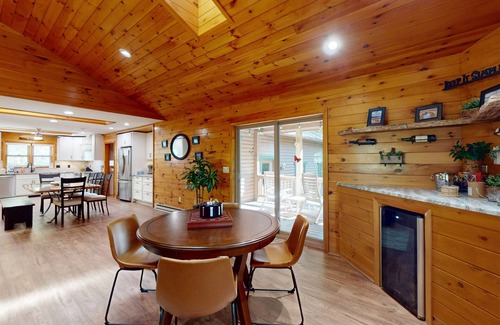 McHenry Casa | Acogedora casa estilo cabaña con bañera de hidromasaje privada, sala de juegos y gran terraza, cerca de Wisp