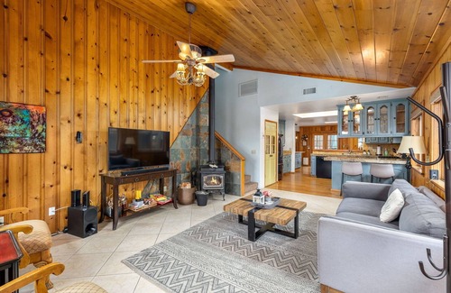 Idyllwild Casa | Cozy Cabin in Idyllwild with romantic Mountain Views—and a game room! Sleeps 10