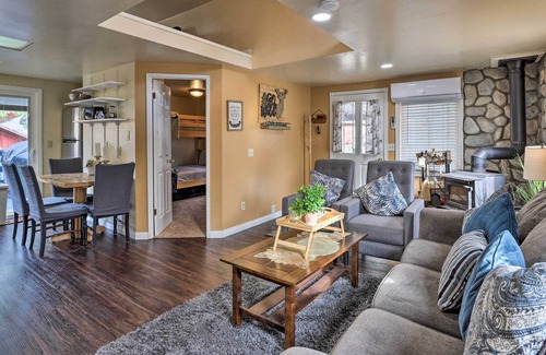 Cedarpines Park Cabina | Cozy Cabin w/ Deck - Near Lake Arrowhead!