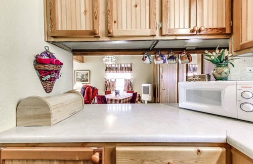 Ruidoso Cabaña | Cozy Cabin w/ Deck < 1 Mi to Midtown Ruidoso!