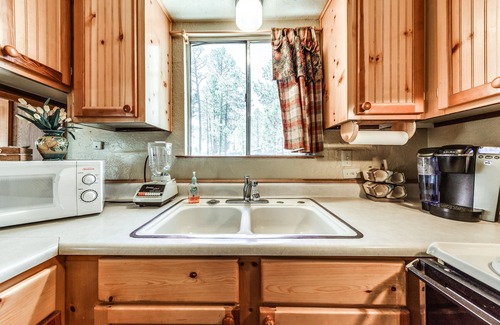 Ruidoso Cabaña | Cozy Cabin w/ Deck < 1 Mi to Midtown Ruidoso!
