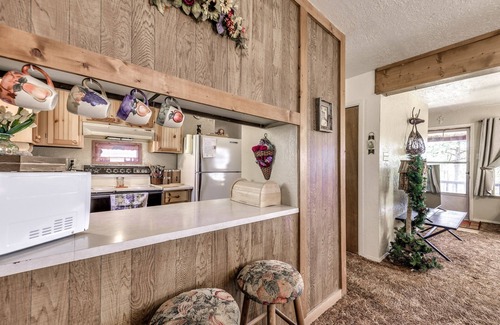 Ruidoso Cabaña | Cozy Cabin w/ Deck < 1 Mi to Midtown Ruidoso!