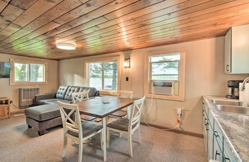 Hayward Cabina | ¡NUEVO! Acogedora cabaña con cubierta y muelle privado en el lago Nelson.