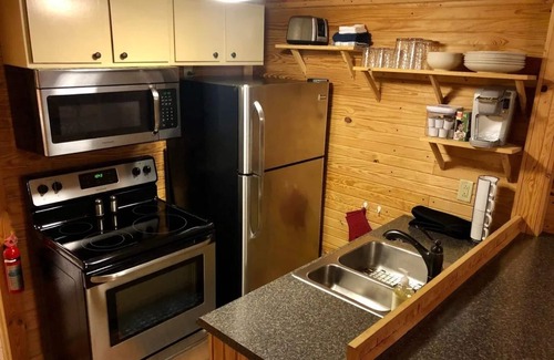 La Grange Cabina | Cozy Cabin w/firepit, tucked in the woods on a Kentucky farm. Nature awaits!