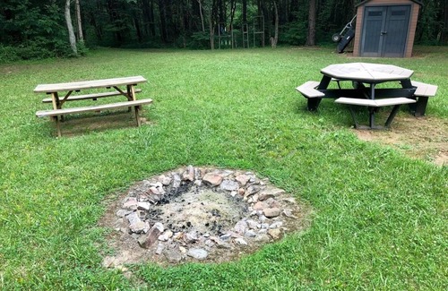 La Grange Cabina | Cozy Cabin w/firepit, tucked in the woods on a Kentucky farm. Nature awaits!