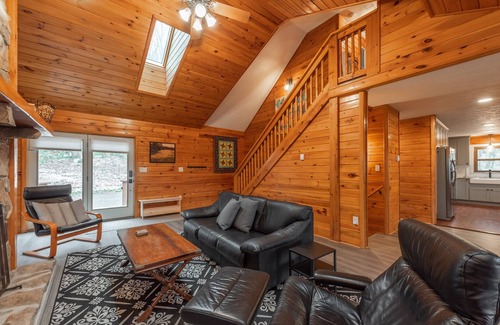 McHenry Casa | New! Ginseng Getaway: Lake Area, Fireplace, Game Table!