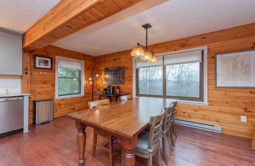 McHenry Casa | New! Ginseng Getaway: Lake Area, Fireplace, Game Table!