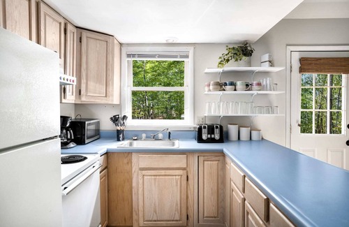 Berkeley Springs Chalet De Esquí | Cozy Cabin w Hot Tub, Deck, Grill, Fire Pit & WiFi
