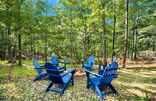 Berkeley Springs Chalet De Esquí | Cozy Cabin w Hot Tub, Deck, Grill, Fire Pit & WiFi
