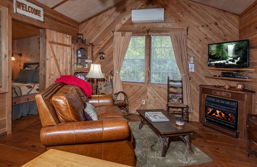 Lake Toxaway Cabina | Cozy Cabin w/ Pickleball and Tennis On Site