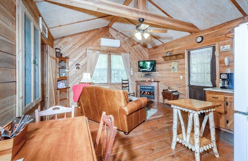 Lake Toxaway Cabina | Cozy Cabin w/ Pickleball and Tennis On Site
