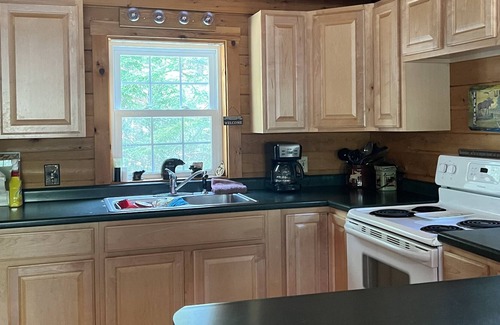 Beaver Cove Cabina | Cozy Cabin w/ Private Access to Beaver Cove Beach on Moosehead Lake
