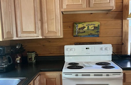 Beaver Cove Cabina | Cozy Cabin w/ Private Access to Beaver Cove Beach on Moosehead Lake