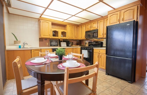 Mayfield Casa | Cozy Cabin w/ Sauna in the City, WEM 8 mins, Downtown 10 mins, Free WIFI