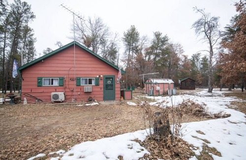 Necedah Cabina | Cozy cabin with 1 bedroom and blow up hot tub & AC in soothing Necedah