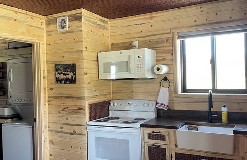 Cody Cabina | Cozy cabin with 1 bedroom, 1 bathroom, WiFi and AC in beautiful Cody, Wyoming