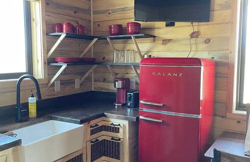 Cody Cabina | Cozy cabin with 1 bedroom, 1 bathroom, WiFi and AC in beautiful Cody, Wyoming