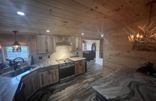 Broadalbin Cabina | Cozy cabin with 165ft private beach area - on The Great Sacandaga Lake.