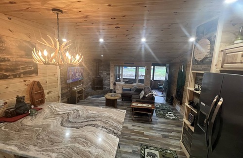 Broadalbin Cabina | Cozy cabin with 165ft private beach area - on The Great Sacandaga Lake.
